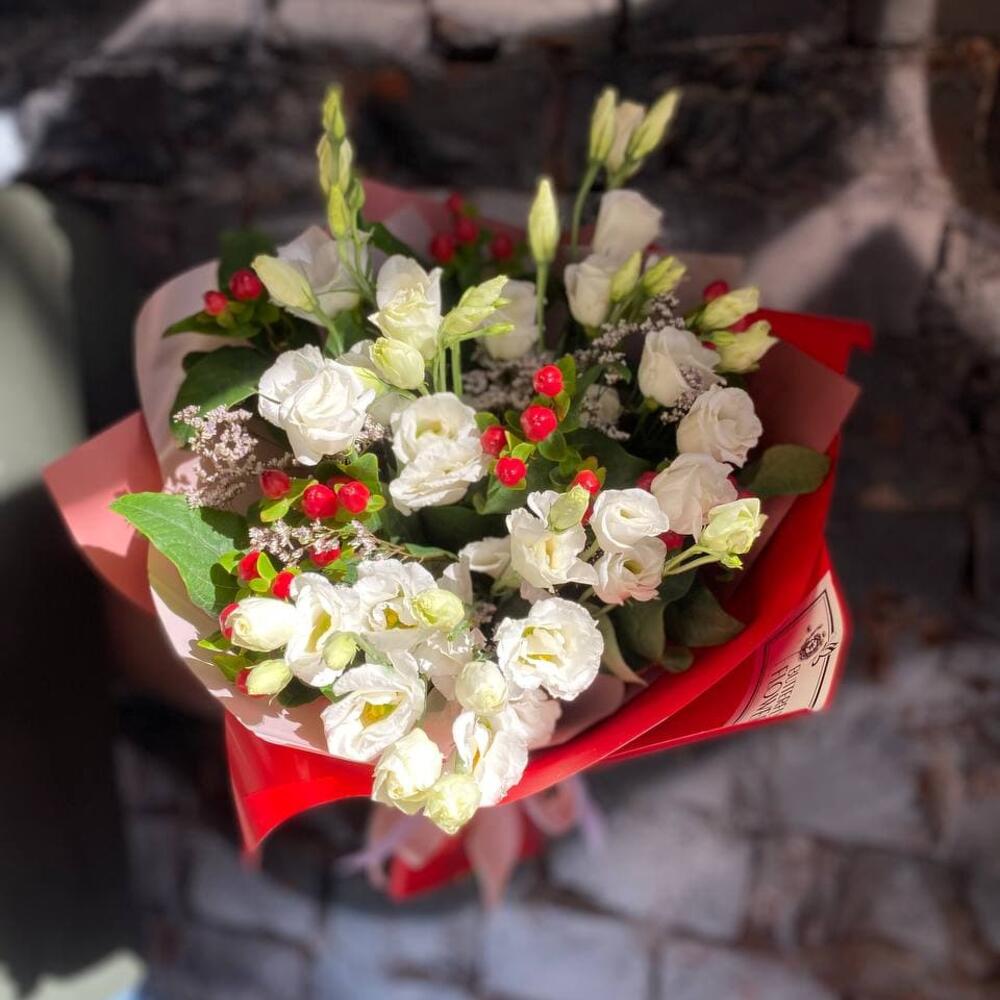 Букет из белой эустомы, лимониума и гиперикума в дизайнерской упаковке "Диор"