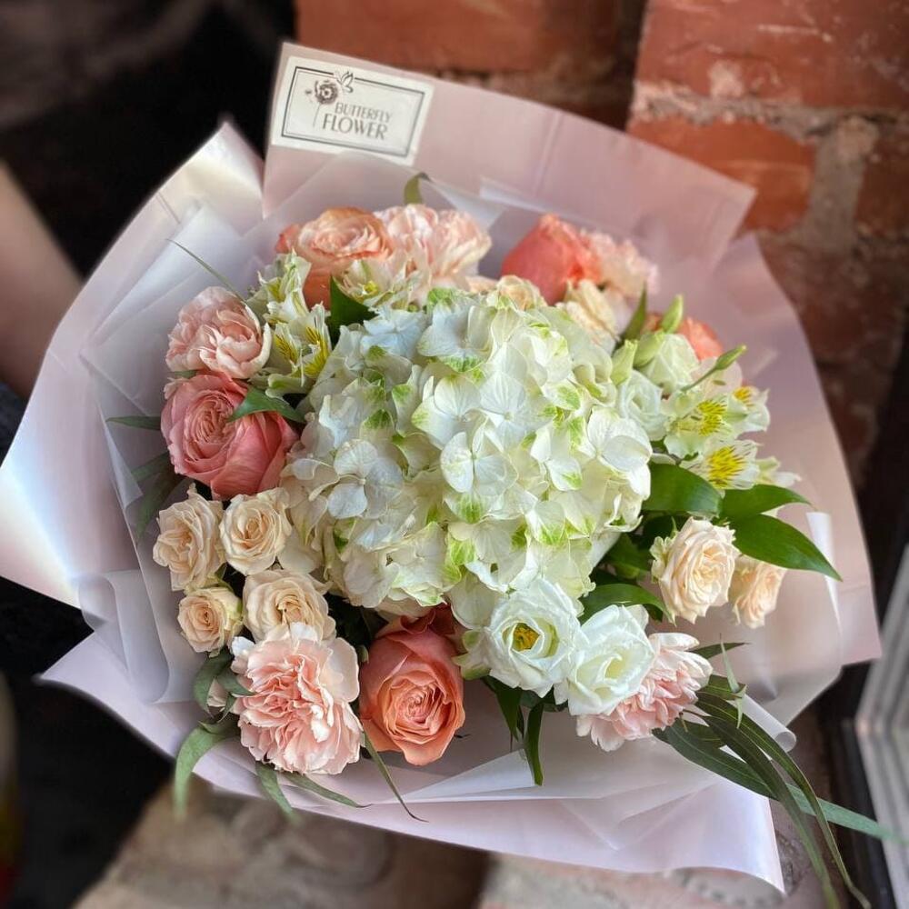 Букет из гортензии, пионовидной розы, эустомы, диантуса, кустовой розы и альстромерии "Летняя нежность"