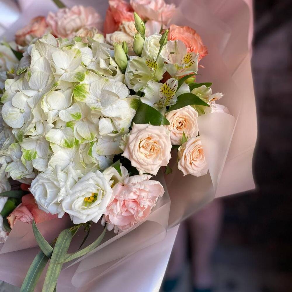 кустовой розы и альстромерии "Летняя нежность" кустовой розы и альстромерии "Летняя нежность"