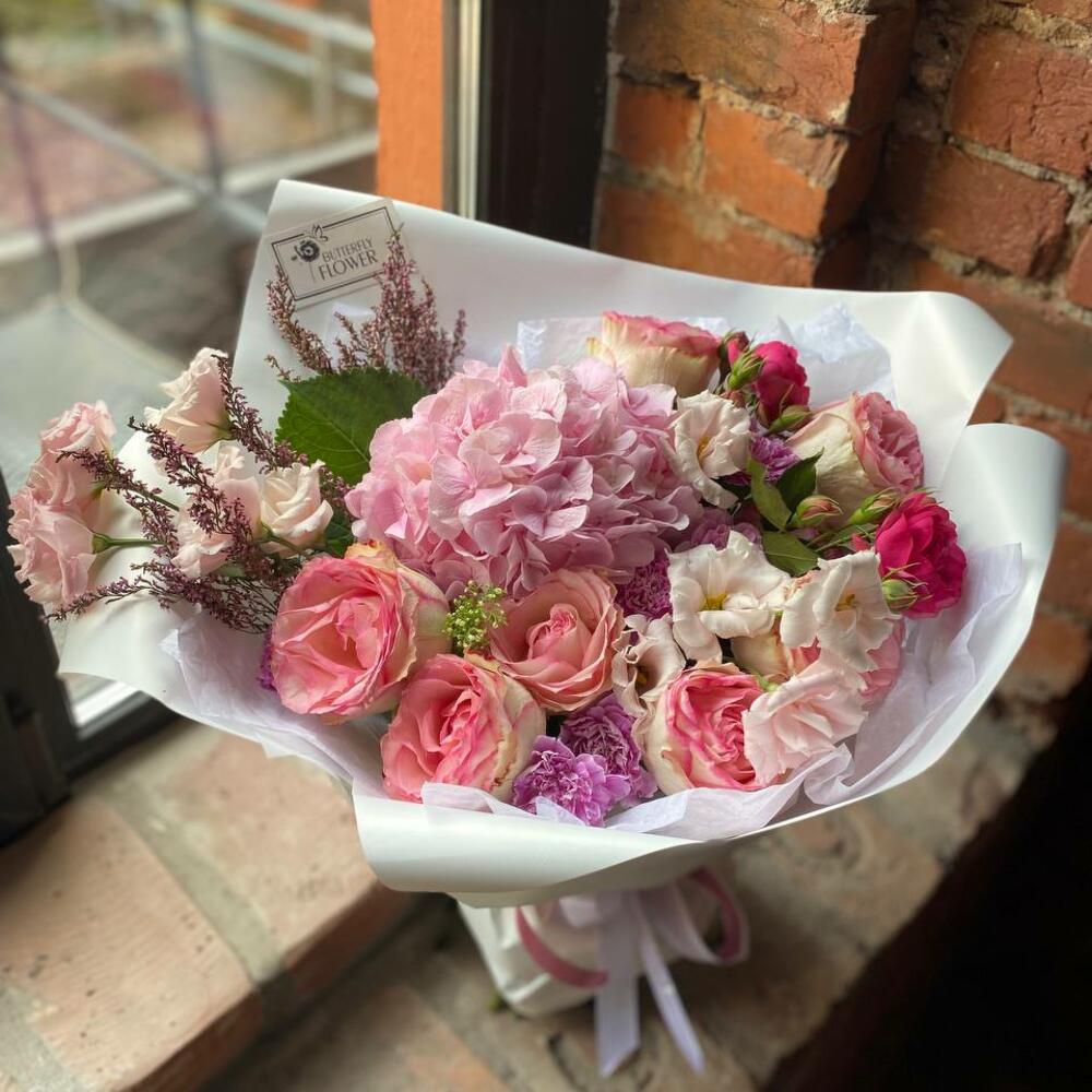 Букет из гортензии, роз, эустомы, вереска, диантусов, кустовых пионовидных роз и седума в стильной упаковке "Ньюкасл"