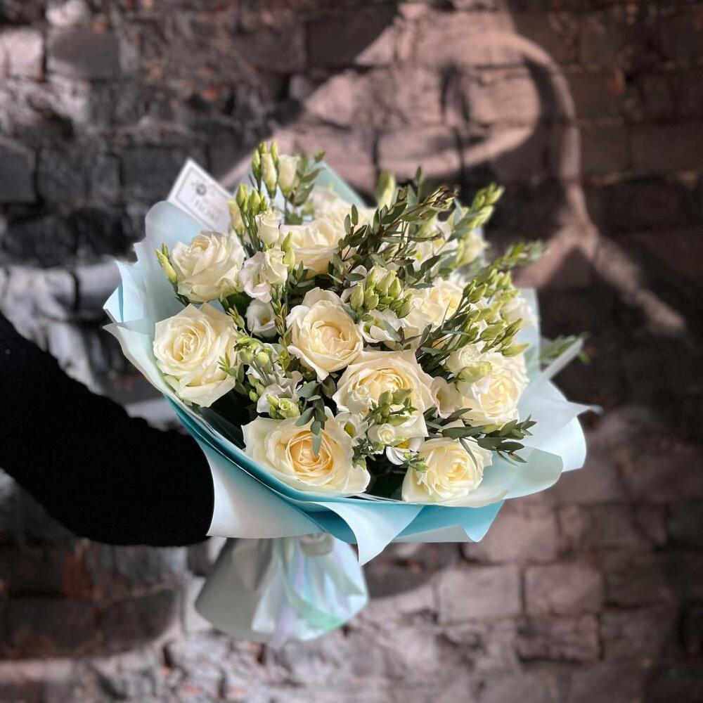 Букет из белых роз, эустомы и эвкалипта в стильной упаковке "Белый блюз"