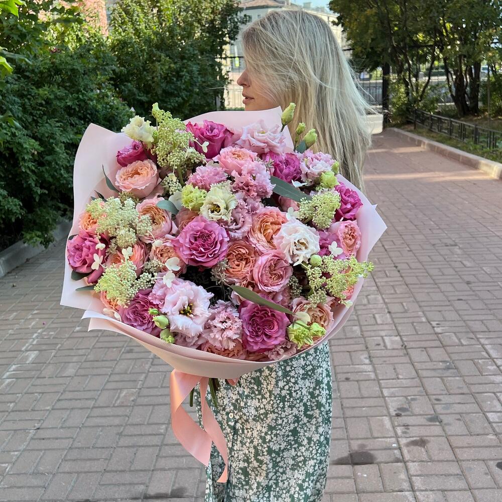 Садовый букет с пионовидными розами Садовый букет с пионовидными розами